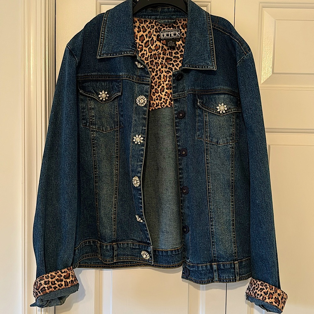 Dk blue denim w/ subtle dk gold stitching.  Leopard detail. Faux dec buttons